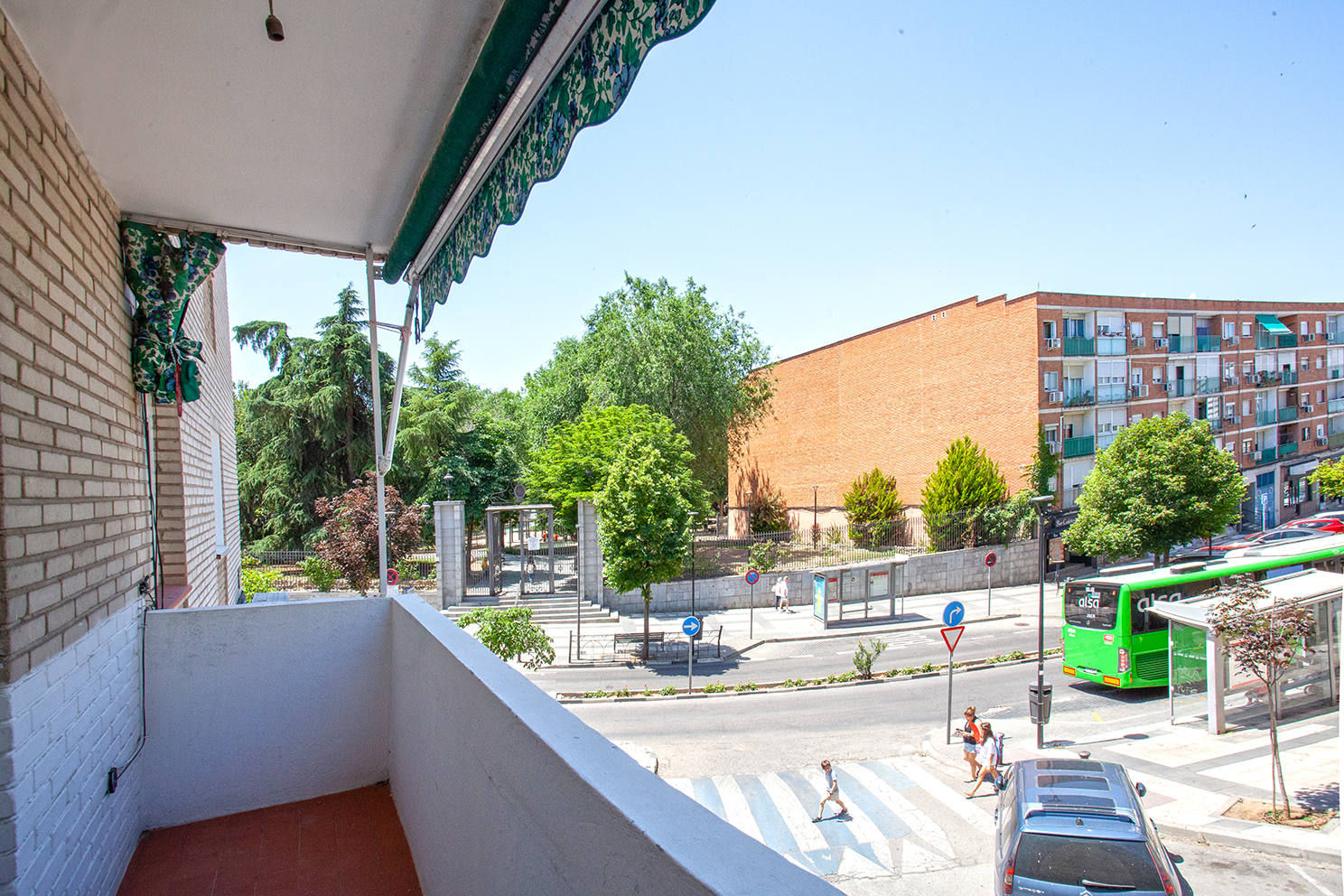 Estupendo piso de tres dormitorios con terraza y ascensor.
