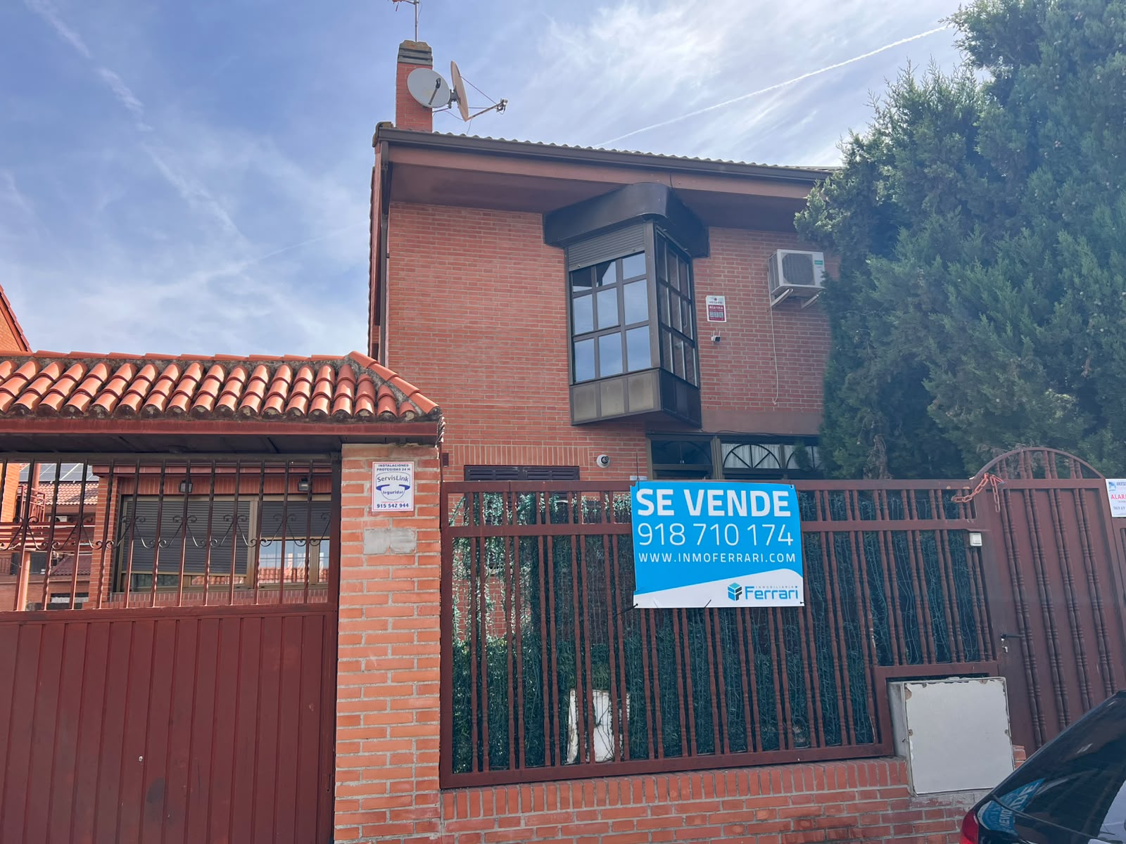 Mágnífico chalet pareado, con grandes espacios y con piscina de obra